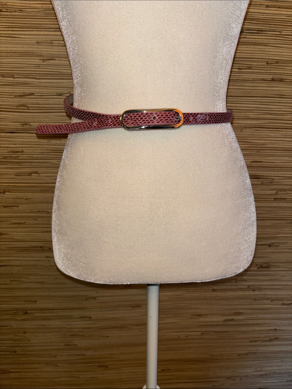Slim mauve snakeskin Textured Women's Belt with silver Buckle EUC!